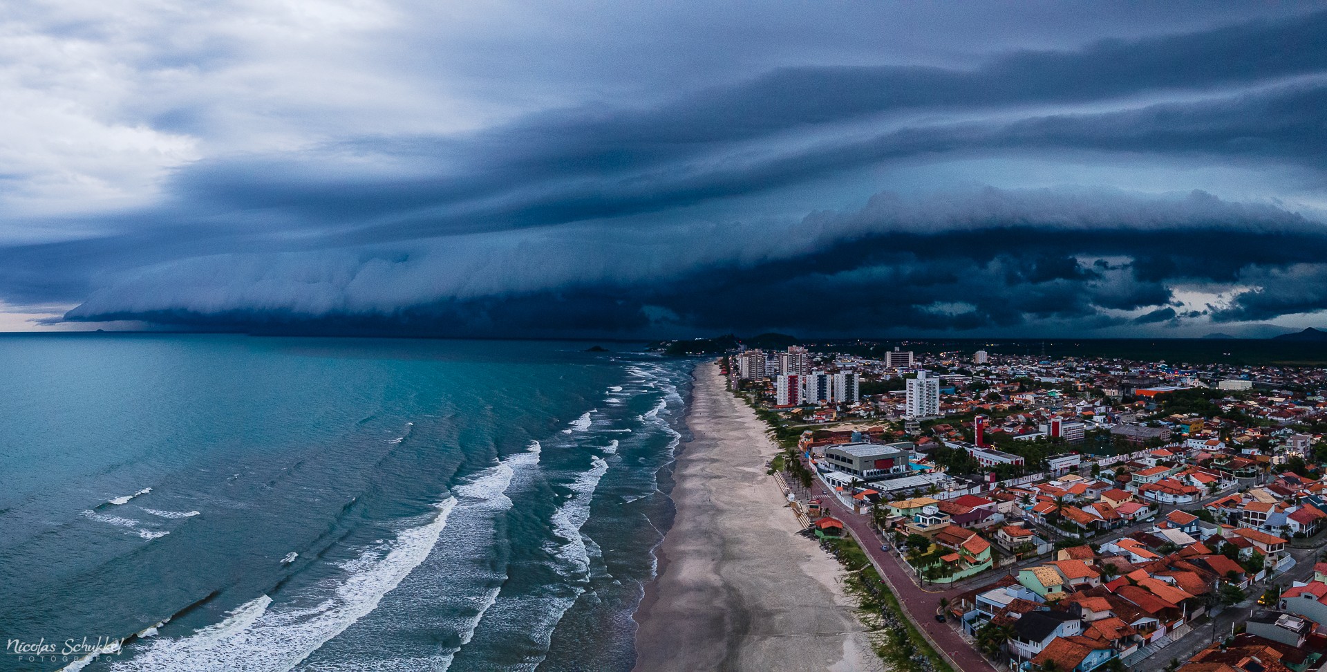 Fotógrafo registra nuvem rara 'gigante' em praia do litoral de SP e imagens impressionam; VÍDEO
