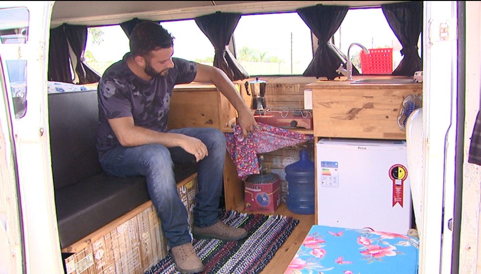 O empresário de Porto Ferreira pretende viajar com a família dentro de uma kombi para os Estados Unidos — Foto: Reprodução EPTV