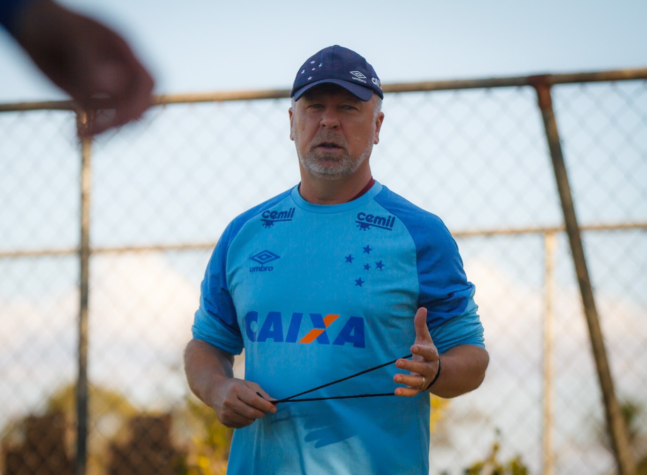 Favoritos e surpresas: as opções para as vagas de Dedé e Arrascaeta no Cruzeiro