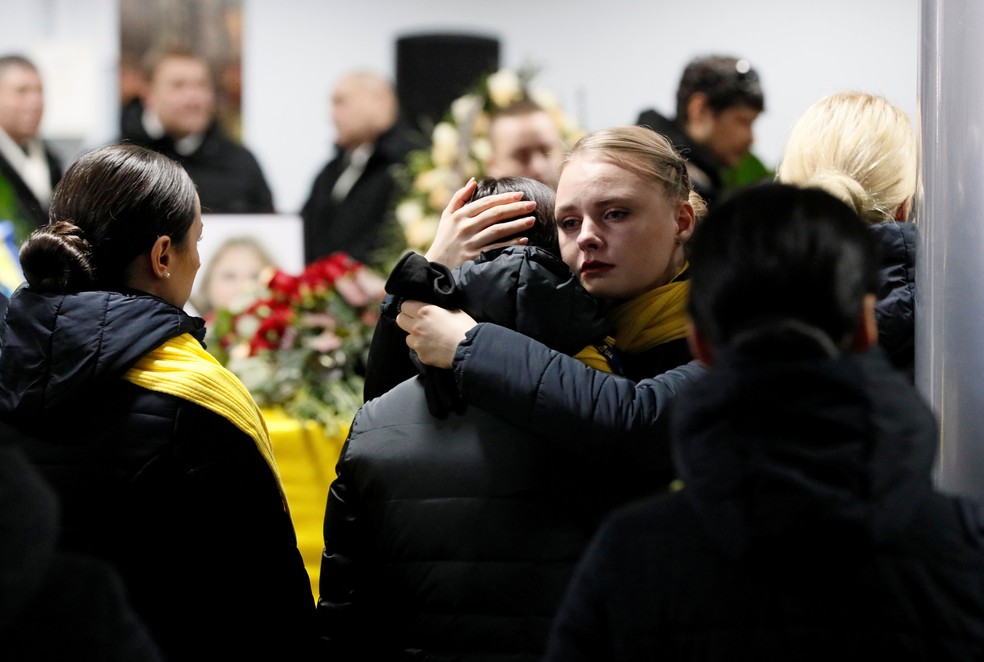 Parentes e amigos participam neste domingo (19) de cerimônia em homenagem às vítimas da queda de avião ucraniano no Irã. Cerimônia acontece o Aeroporto Internacional Boryspil, nos arredores de Kiev, na Ucrânia  — Foto: Gleb Garanich/ Reuters
