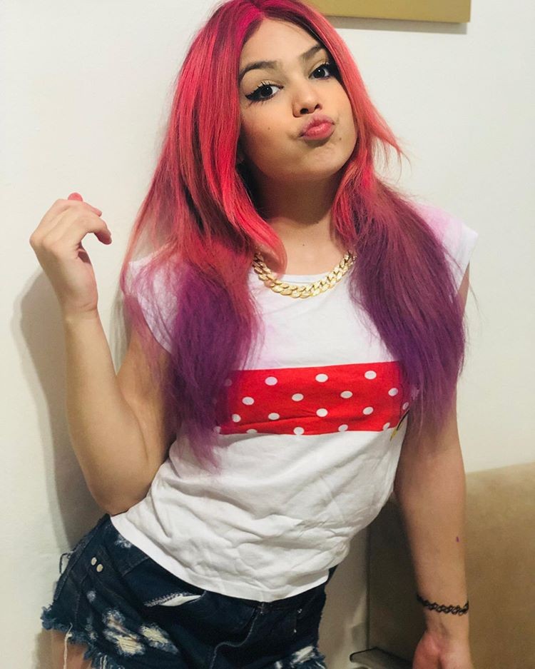 Melody exibe os cabelos coloridos (Foto: Reprodução/Instagram)