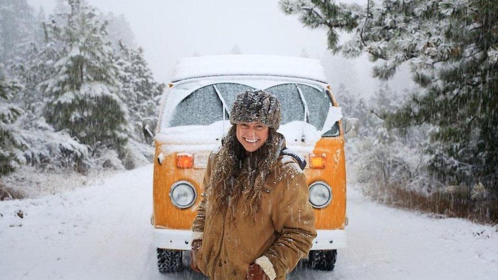 Kit Whistler, que vive com o marido em uma Kombi laranja. (Foto:  Idle Theory Bus)