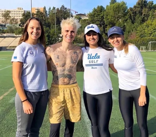 Justin Bieber com fãs na Califórnia (Foto: Reprodução/Instagram)