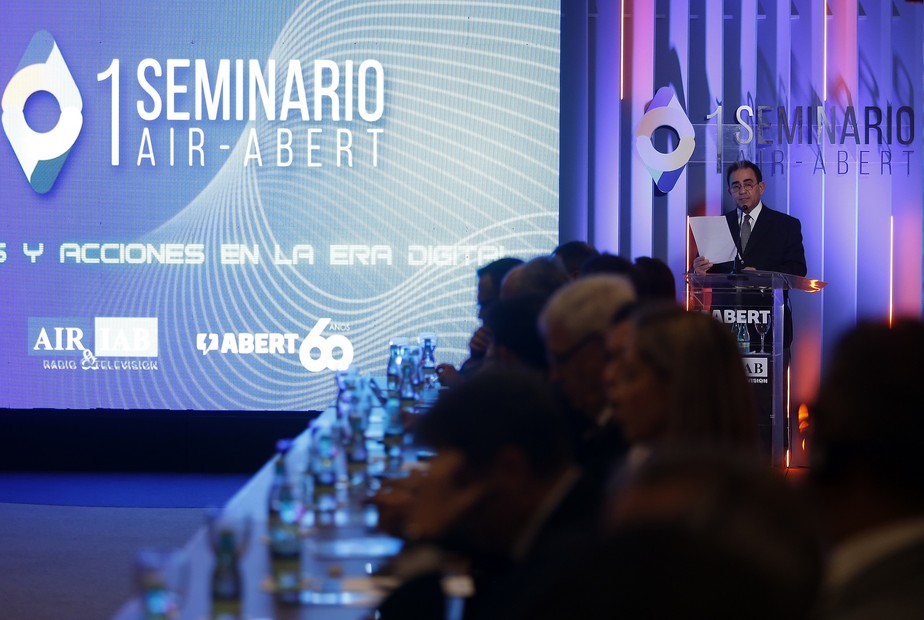 O presidente da Abert, Flávio Lara Resende, discursa durante o seminário