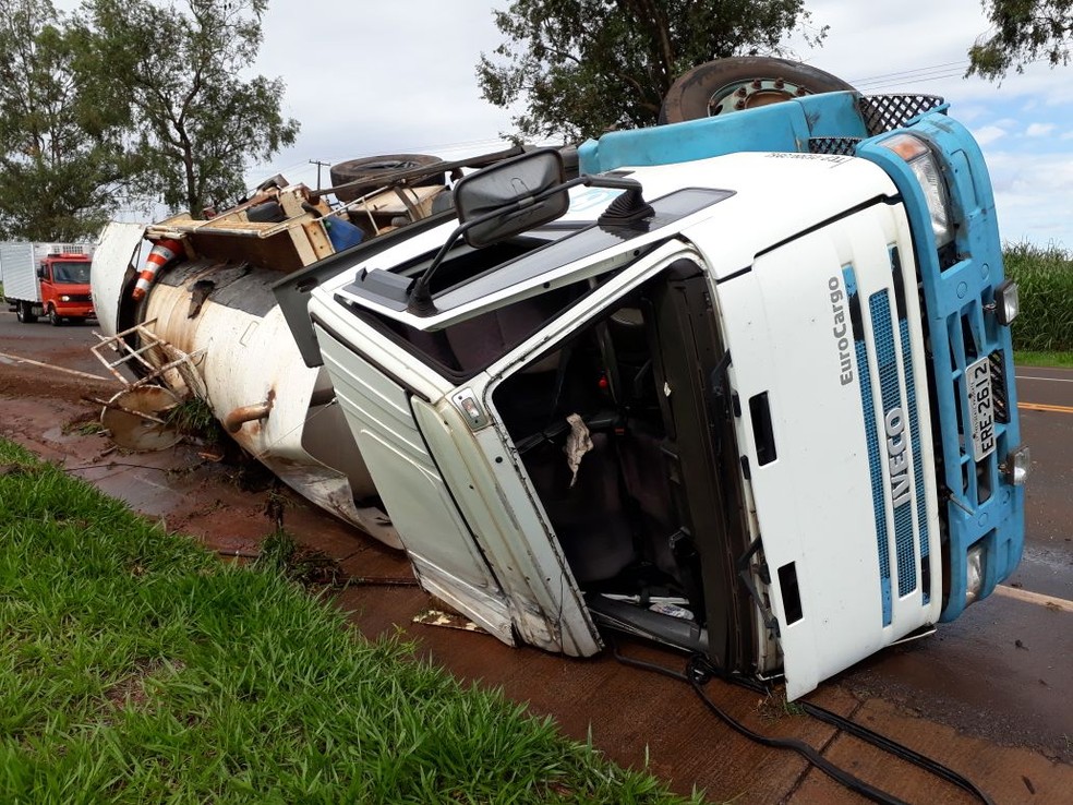 Acidente entre carro e caminhão deixa pessoas feridas em rodovia de Assis (Foto: Arquivo pessoal/João Polo)