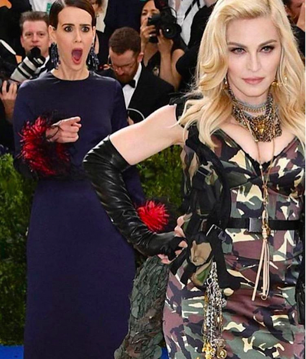 A cantora Madonna observada pela atriz Sarah Paulson (Foto: Instagram)