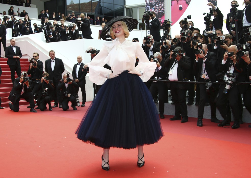 Elle Fanning retorna ao tapete vermelho de Cannes após desmaiar em jantar de premiação do evento — Foto: Joel C Ryan/Invision/AP