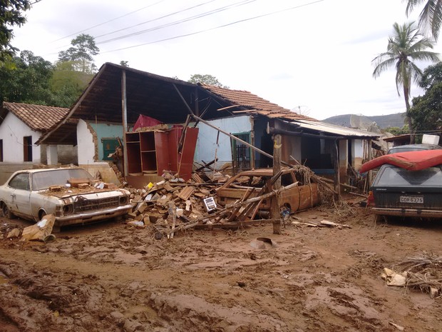Diversas casas do distrito foram atingidas e destruídas; quatro pessoas morreram e uma está desaparecida (Foto: Zana Ferreira/G1)