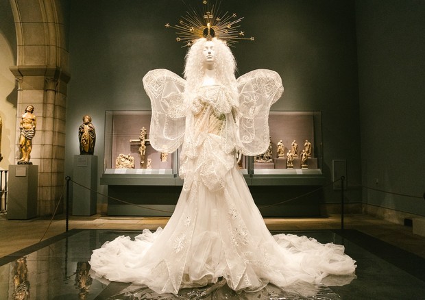 Por dentro da exposição Heavenly Bodies, do Met (Foto: Reprodução/Vogue.com)