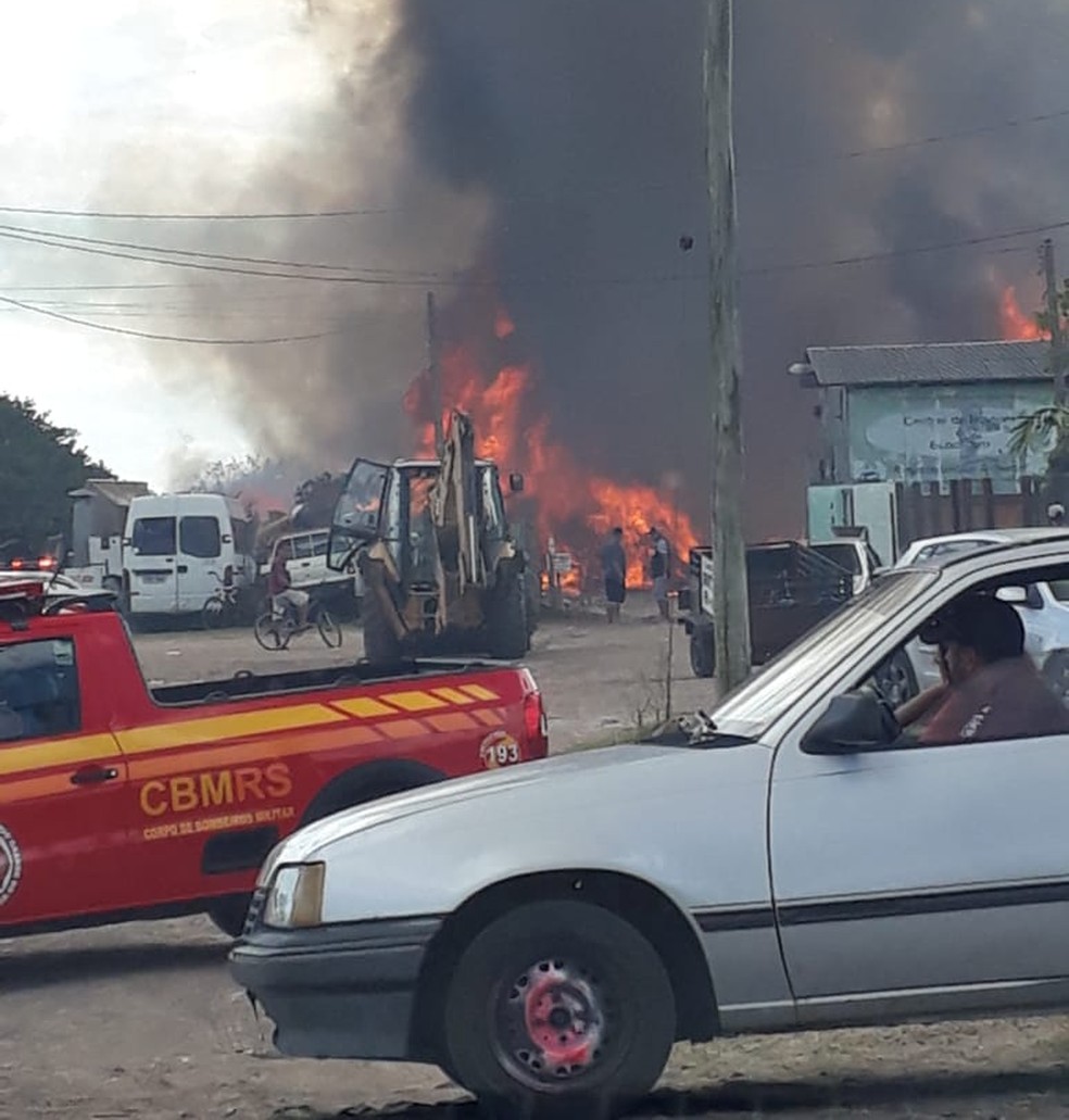 Por causa da intensa fumaça, moradores próximos foram orientados a deixar o local — Foto: Bombeiros Voluntários de Cidreira/Divulgação