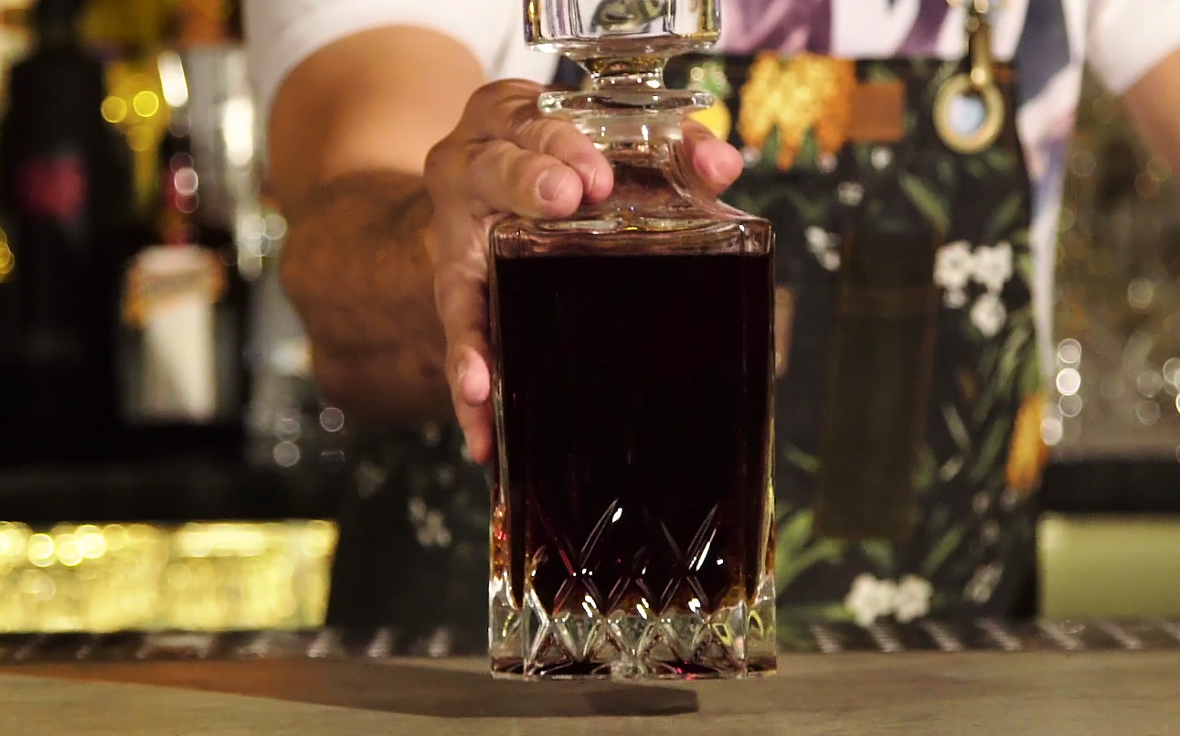 O negroni feito pelo bartender Marcio Silva, na garrafa. (Foto: Reprodução/ GQ)
