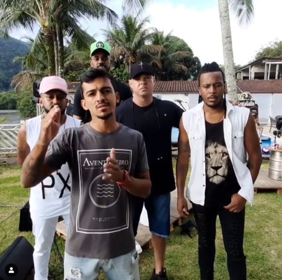 Grupo Aglomerou avisa que está bem depois de interromper live por causa de operação policial — Foto: Reprodução/Instagram