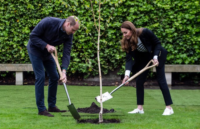 ST ANDREWS, SCOTLAND - MAY 26: Prince William, Duke of Cambridge and Catherine, Duchess of Cambridge take part in planting a tree during a visit to the University of St Andrews on May 26, 2021 in St Andrews, Scotland.  (Photo by Andy Buchanan - WPA Pool/G (Foto: Getty Images)