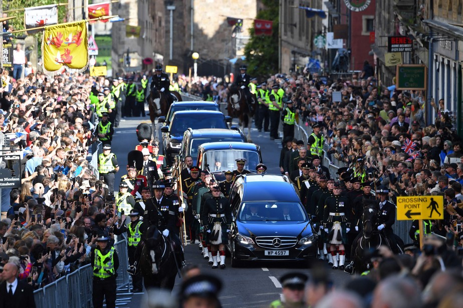 Passagem do cortejo fúnebre com caixão da rainha Elizabeth II reúne milhares de britânicos em Edimburgo, capital da Escócia