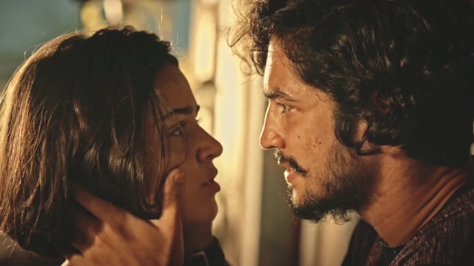 Olívia e Miguel decidem contar a todos que serão papais (Foto: TV Globo)