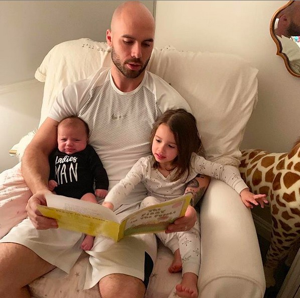 O marido da atriz Jana Kramer com as filhas dos dois (Foto: Instagram)