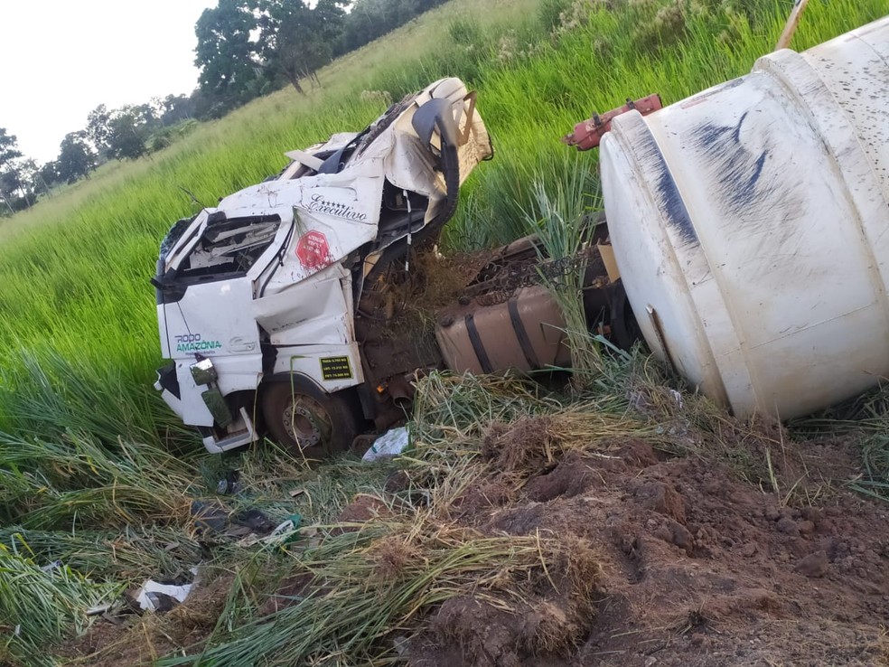Cabine da carreta ficou destruída e o motorista foi resgatado com ferimentos — Foto: Defesa Civil/Divulgação
