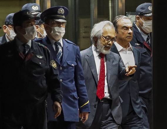 Carlos Ghosn (segundo da direita para a esquerda) deixa cadeia em Tóquio  (Foto: EPA, via ANSA)