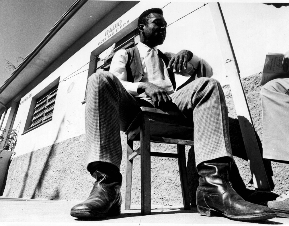 Pelé conversa com equipe de filmagens durante gravação do filme 'A Marcha', em julho de 1971 — Foto: Claudine Petroli/Estadão Conteúdo/Arquivo