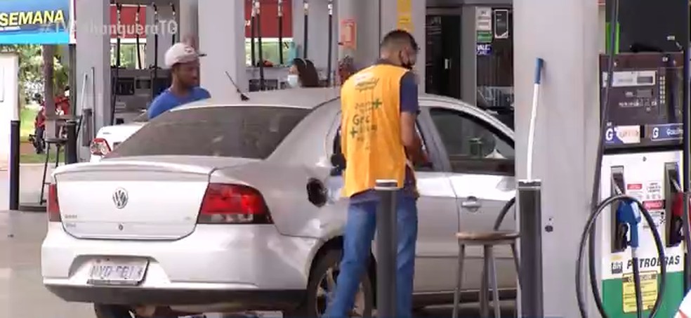 Motorista abastecendo em posto de Palmas — Foto: Reprodução/TV Anhanguera