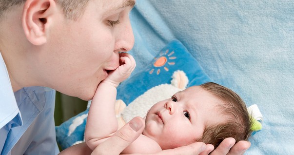 Pai segurando bebê recém-nascido  (Foto: Shutterstock)