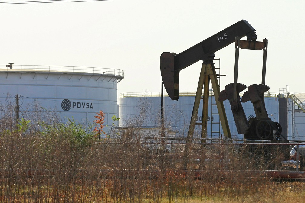 Equipamentos com logo da PDVSA, empresa estatal venezuelana de produção de petróleo, em imagem registrada em Lagunillas, Venezuela.  — Foto: Isaac Urrutia/Reuters/Foto de arquivo