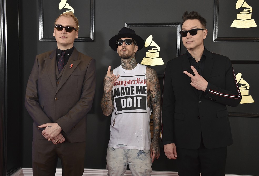 Matt Skiba, Travis Barker e Mark Hoppus, do Blink 182, posam para fotos no Grammy — Foto: Jordan Strauss/Invision/AP
