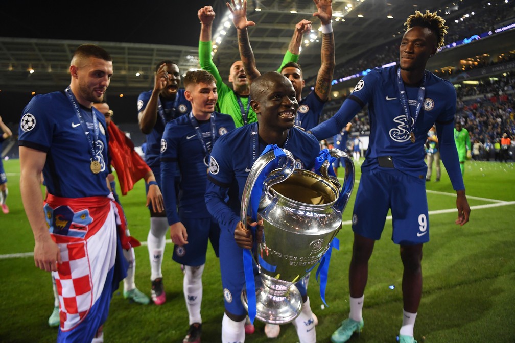 Kanté com o troféu da Liga dos Campeões conquistado pelo Chelsea — Foto: REUTERS/David Ramos