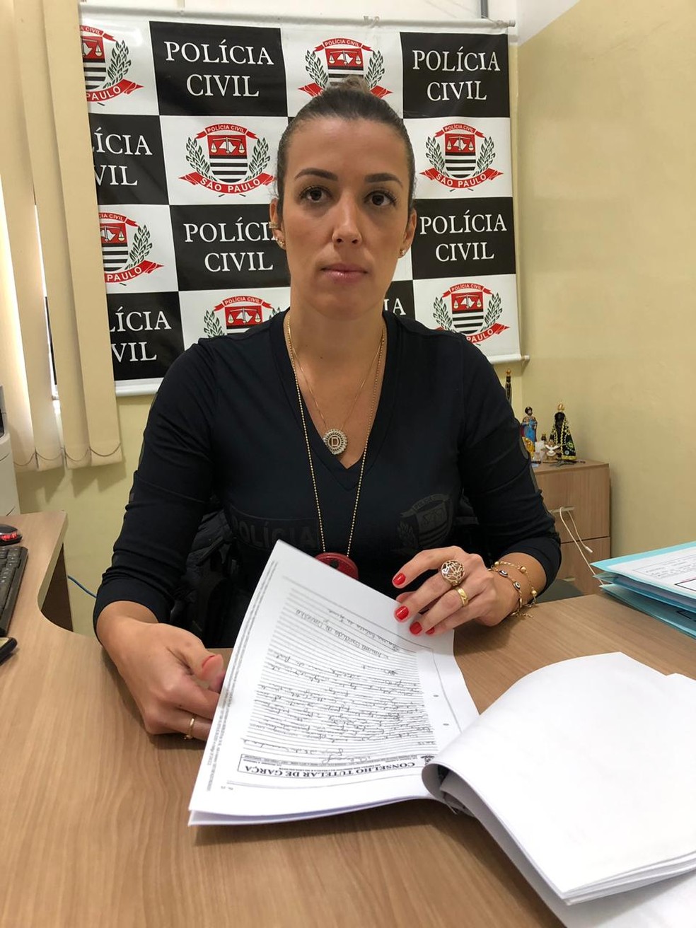 A delegada Darlene Rocha Costa da DDM de Garça instaurou inquérito para investigar o comerciante, que já foi preso em 2013 pelo mesmo tipo de crime — Foto: Jaqueline Frizon/TV TEM