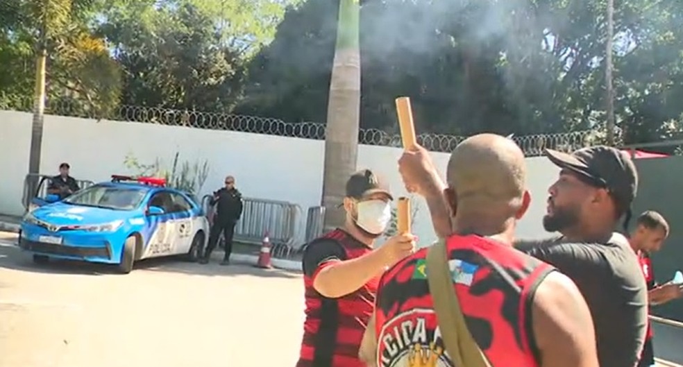 Protesto de torcedores do Flamengo no Ninho do Urubu — Foto: Reprodução/ESPN