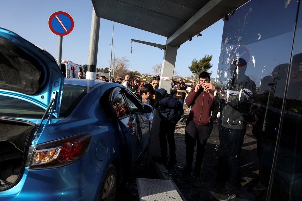 Motorista invade ponto de ônibus em um suposto ataque em Jerusalém, em 10 de fevereiro de 2023 — Foto: REUTERS/Ammar Awad