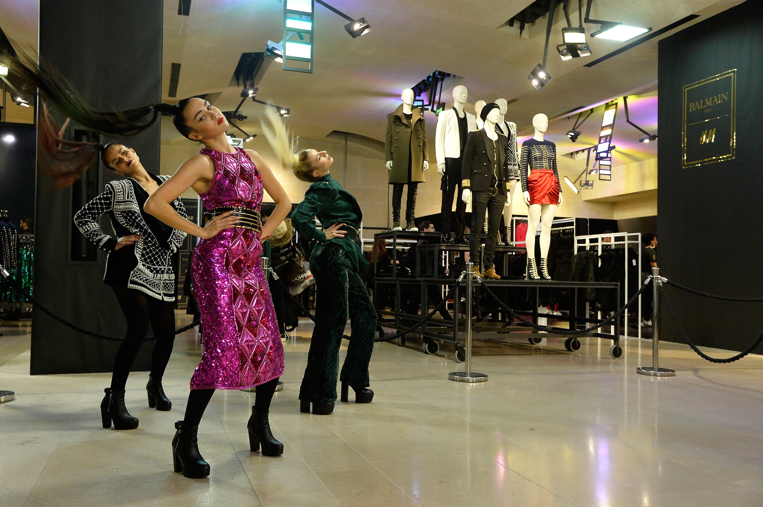 O lançamento da coleção em Paris teve direito a dançarinas com a coleção (Foto: Getty Images)