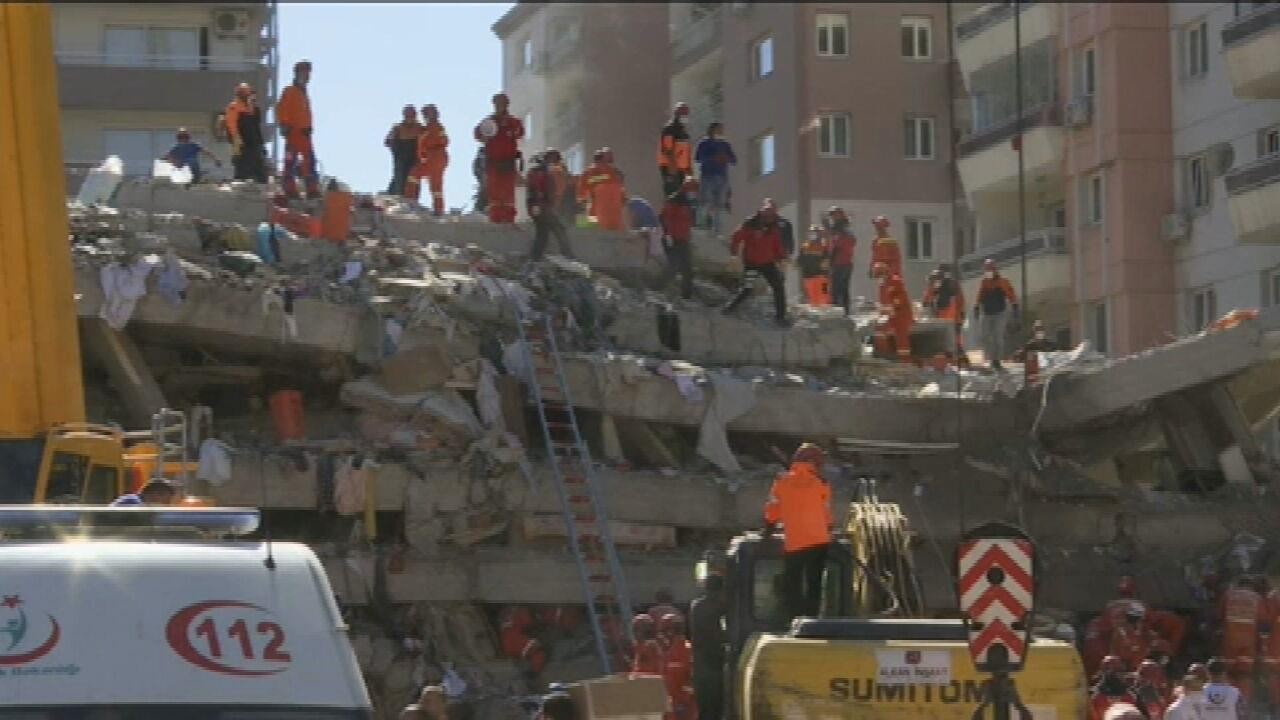 Equipes de resgate continuam as buscas na cidade turca de Izmir - atingida por terremoto