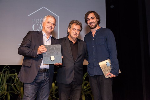 Angelo Derenze (centro), do Shopping D&D, entrega o prêmio para João Saccaro e Guilherme Wentz pela categoria Mobiliário Outdoor, oferecida pelo D&D