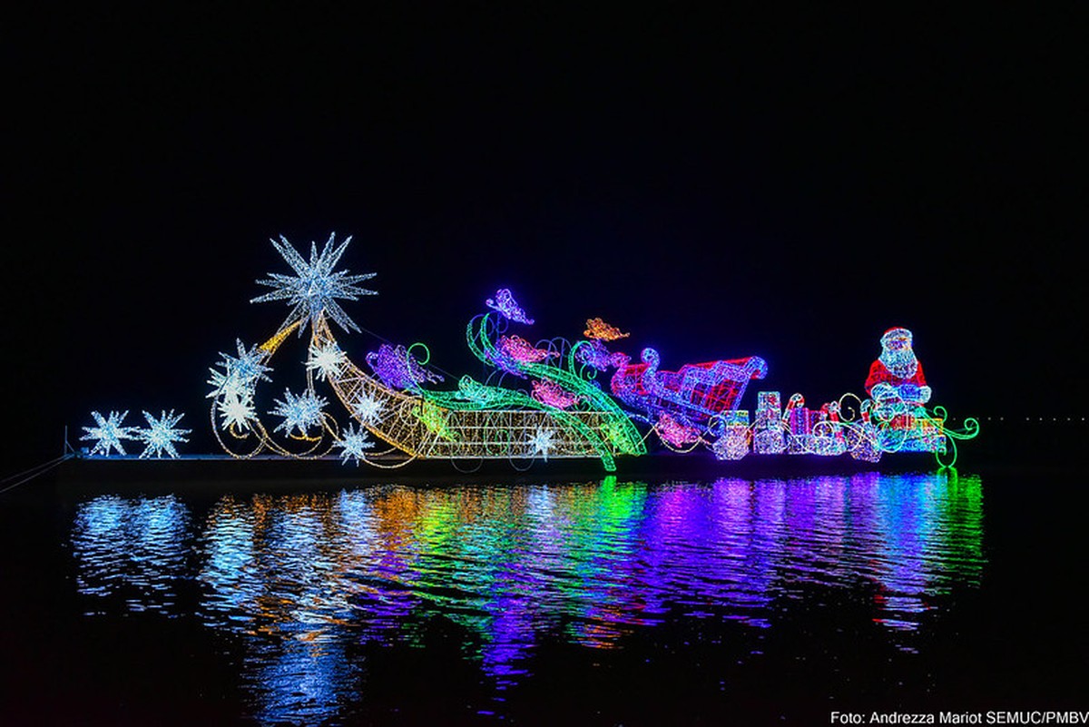 Parque do Rio Branco recebe decoração de Natal com luzes e até Papai Noel  'flutuando' em balsa, em Boa Vista | Roraima | G1