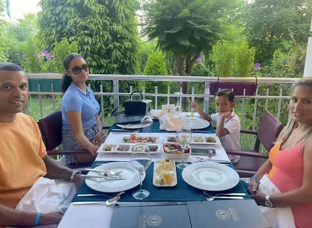 Família que passava férias na Turquia sofreu intoxicação alimentar (Foto: Reprodução/TheSun)