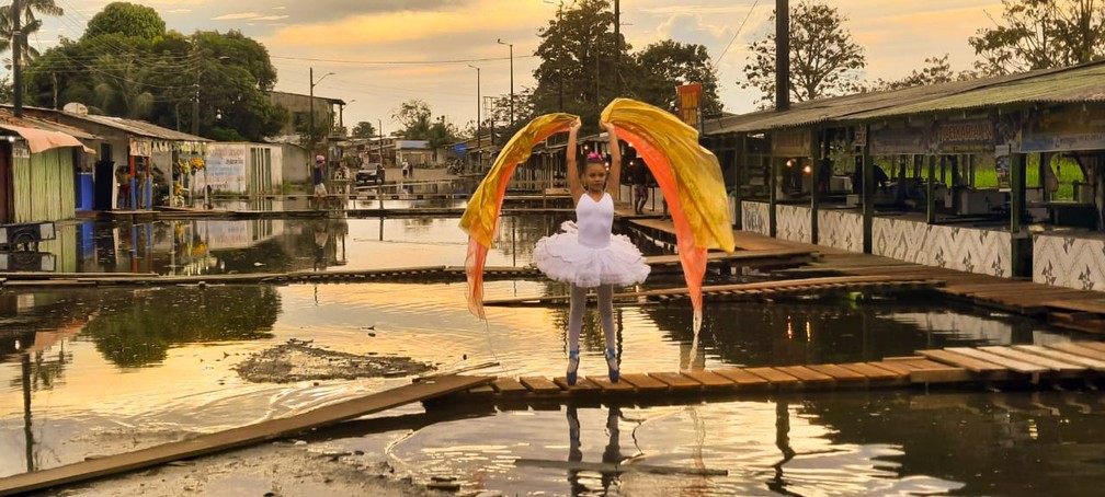 Bailarina faz ensaio fotográfico em Parintins. — Foto: Gledson Oliveira
