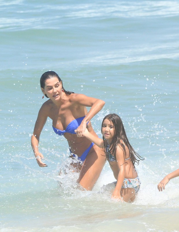 Deborah Secco curte praia com Hugo Moura e filha (Foto: Fabricio Pioyani/AgNews)