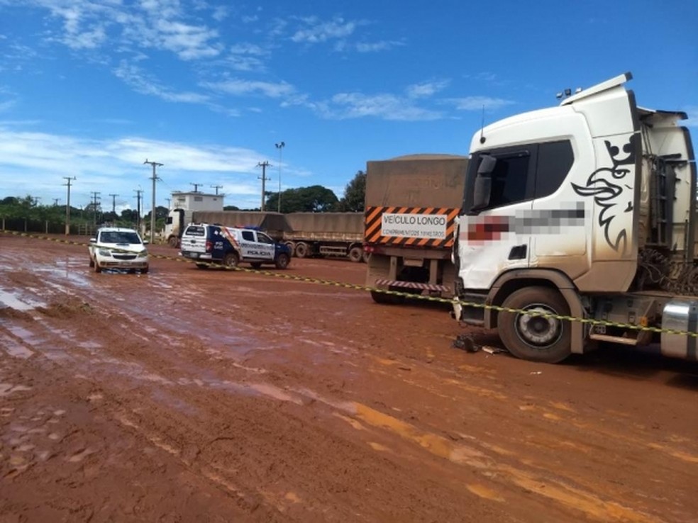 Motorista morreu nesse sábado (11) ao ser prensado entre duas carretas no pátio de uma empresa em Marcelândia — Foto: Divulgação
