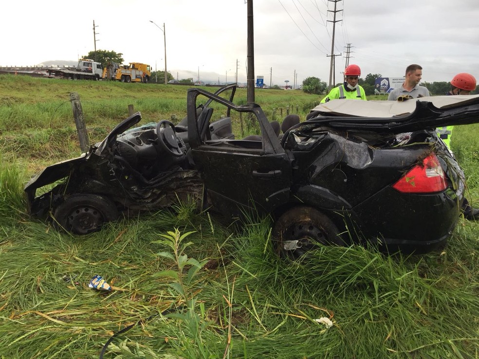 Mulher morreu após Fiesta sedan capotar na BR-101 em Itajaí (Foto: PRF/Divulgação)