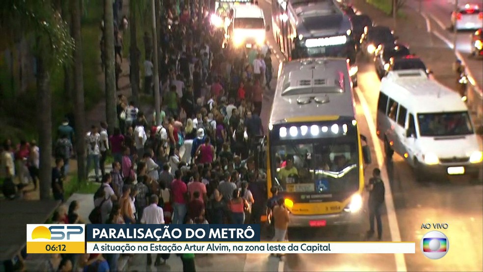 Passageiros do Metrô buscam transporte alternativo e lotam ônibus na Zona Leste (Foto: Reprodução TV Globo)