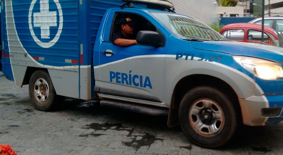 Veículo do Departamento de Polícia Técnica na Bahia, que transporta agentes responsáveis por perícia e faz remoção de corpos — Foto: Maiana Belo/G1 BA