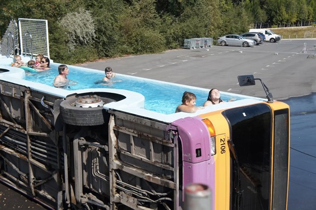 Artista transforma ônibus antigo em piscina pública (Foto: Divulgação)