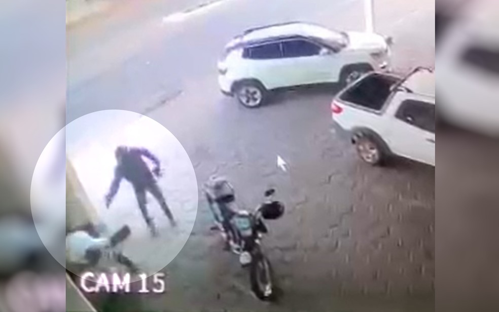 Homem é morto a tiros na porta de loja onde trabalhava, em São Miguel do Araguaia; vídeo Goiás — Foto: Reprodução/TV Anhanguera