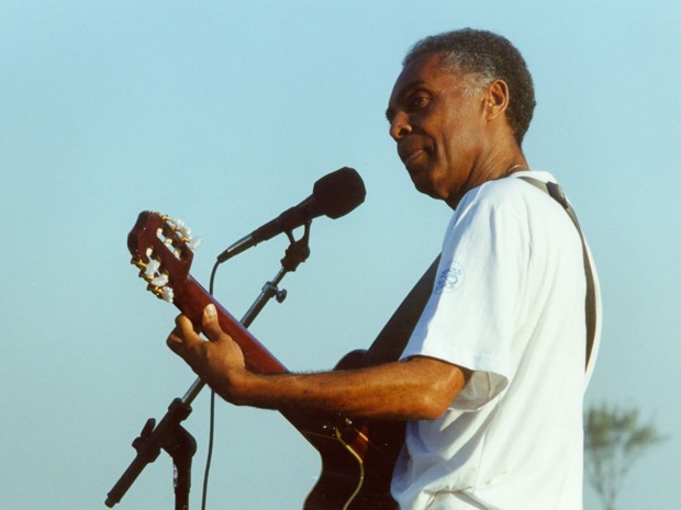 Gilberto Gil cantou ao ar livre em um show especial da trama (Foto: Cedoc / TV Globo)