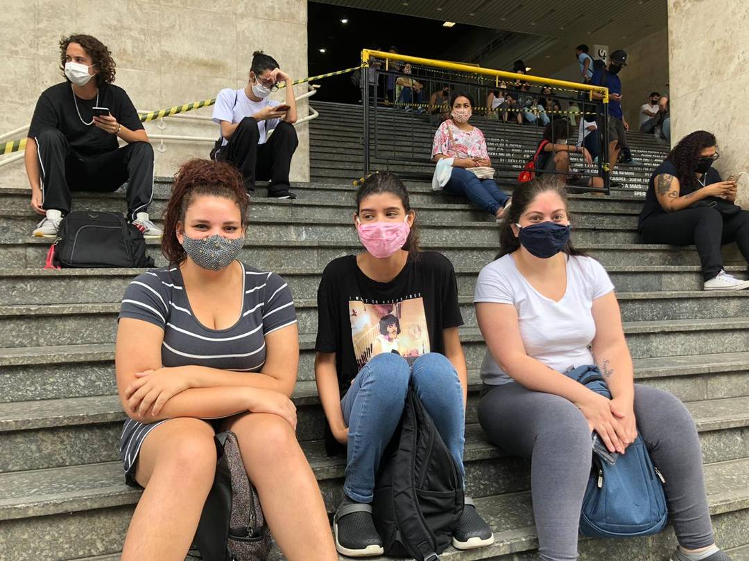 24 de janeiro - Enem 2020: As amigas Gabriela Rufino, Giovanna Faria e Daiane Valentino esperando para entrar na sala, em local de prova na Avenida Paulista, neste domingo (24). 