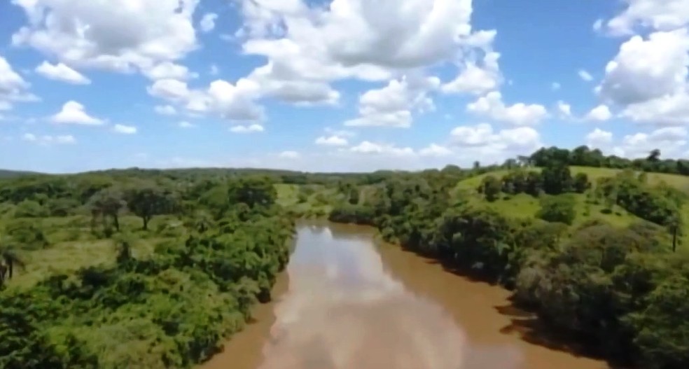 Rio Paraopeba em Pará de Minas está sob monitoramento devido à previsão de chegada da lama de rejeitos originada da barragem de Brumadinho — Foto: Reprodução/TV Integração