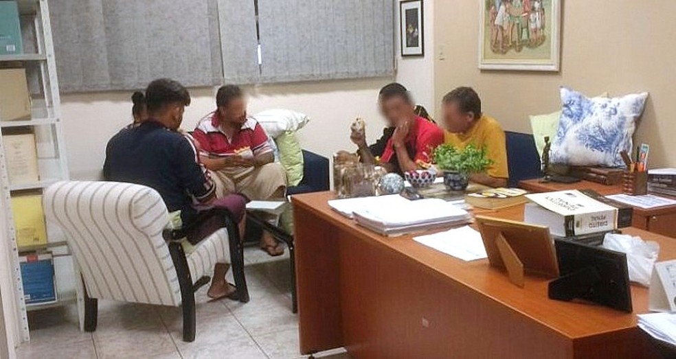 Presos comem lanche na sala da juíza em Araraquara (Foto: VC no G1)