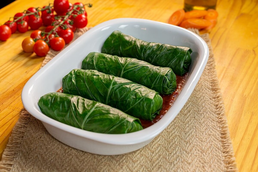 Charuto de couve com linguiça calabresa Sadia — Foto: Receitas