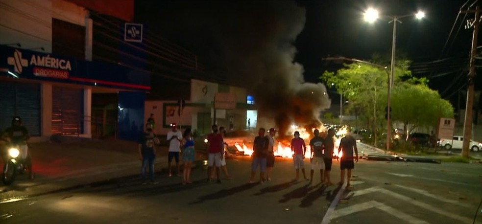 Moradores bloqueiam Av. Duque de Caxias em protesto pela falta de energia em Teresina — Foto: Reprodução/TV Clube